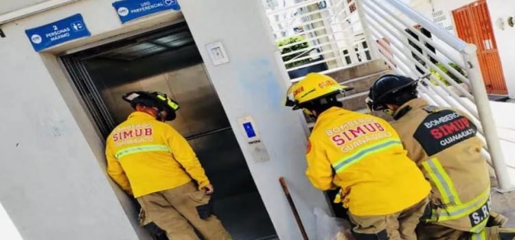 Abuelita queda atrapada en elevador de puente peatonal