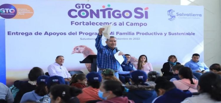Entregan SDAyR aves y módulos tortilleros