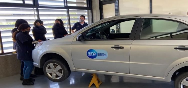 Estudiantes diseñan auto eléctrico