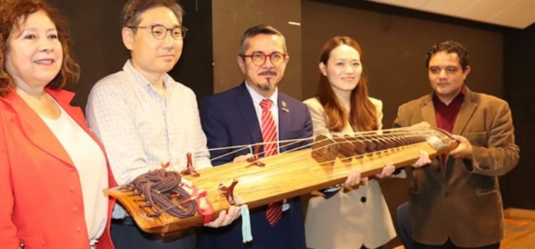 Delegación coreana dona instrumento tradicional al Departamento de Música de la UG
