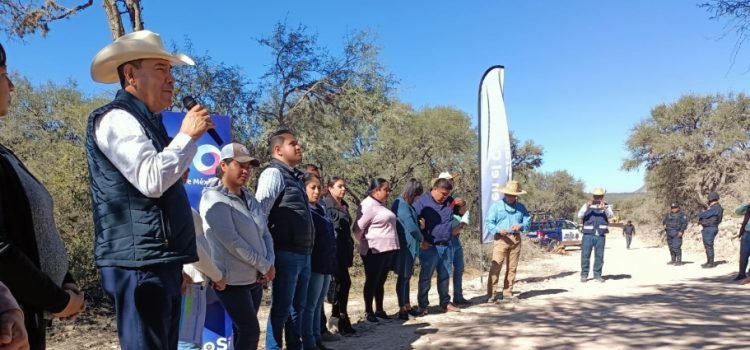 Arrancan SDAyR y Municipio caminos rurales en Victoria