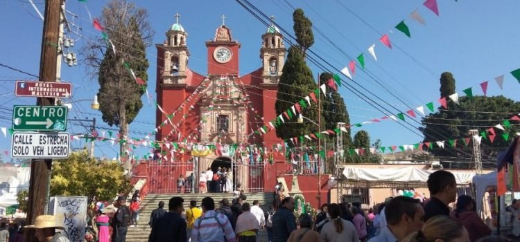 Fieles veneran a la Guadalupana