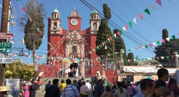 Fieles veneran a la Guadalupana