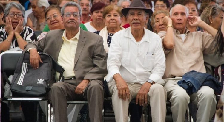 Dan apoyo a adultos mayores jubilados y pensionados en el estado