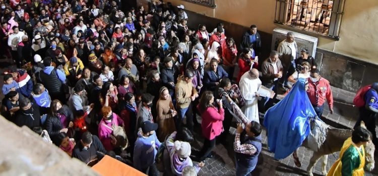 Le sacan la fruta a la piñata en MegaPosada de Guanajuato Capital