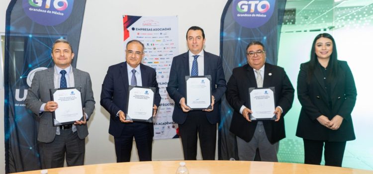 UVEG firma convenio con el Clúster Automotriz de Guanajuato