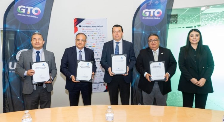 UVEG firma convenio con el Clúster Automotriz de Guanajuato