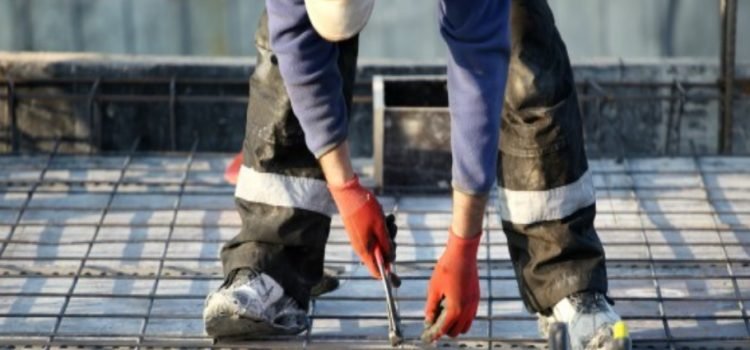 Trabajador de la construcción cae de azotea de templo
