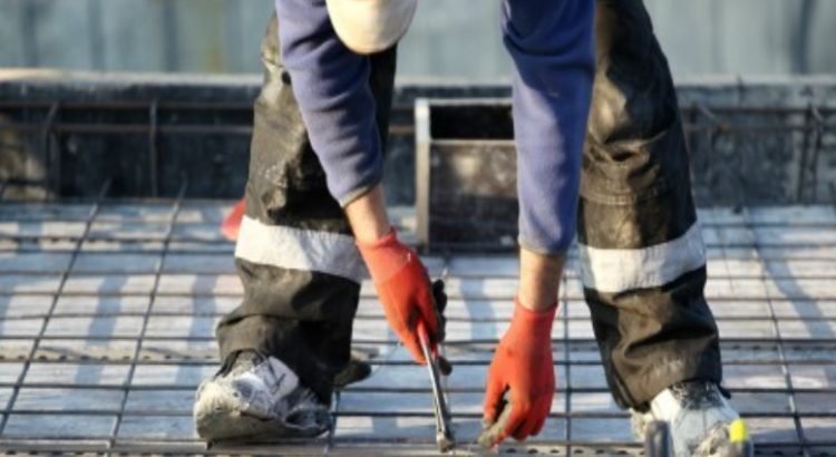 Trabajador de la construcción cae de azotea de templo