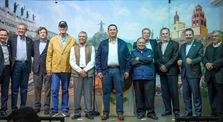 Entregan Certificados Doble Nacionalidad a hijos de migrantes guanajuatenses