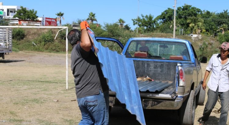 Entregan apoyos para viviendas