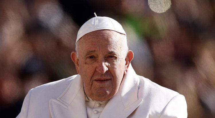 Hospitalizan al Papa Francisco por infección pulmonar