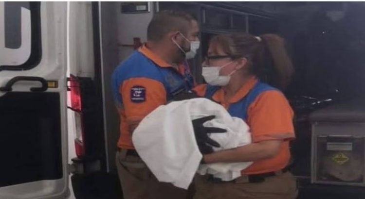 Abandonan en un costal a bebé recién nacido
