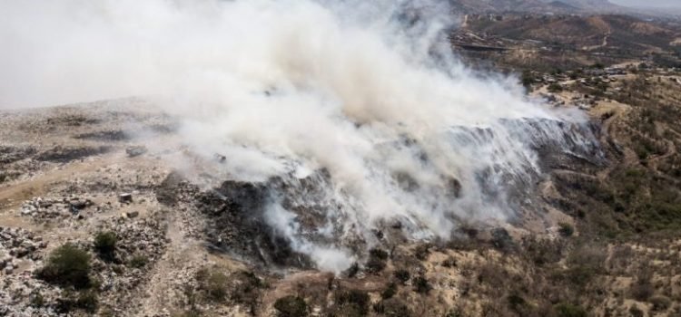 Autoridades emiten alerta por incendio en basurero municipal