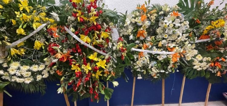 Encuentran coronas de flores con nombres de funcionarios en Guanajuato