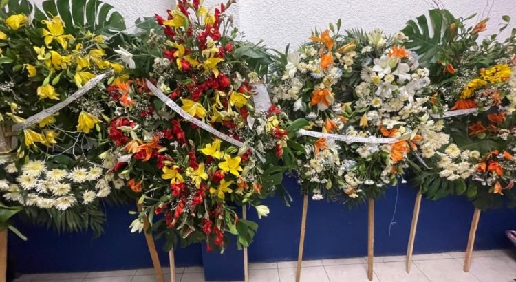 Encuentran coronas de flores con nombres de funcionarios en Guanajuato
