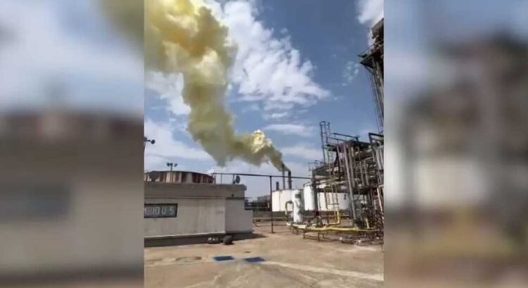 Reportan fuga de gas tóxico en Refinería de Pemex en Salamanca; mueren 3 trabajadores