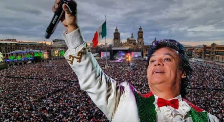 Juan Gabriel sigue conmoviendo a miles en el Zócalo capitalino a ocho años de su muerte