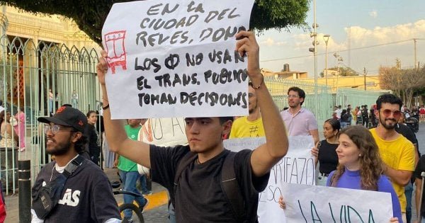 Impiden a manifestantes entrar a sesión del Ayuntamiento en León