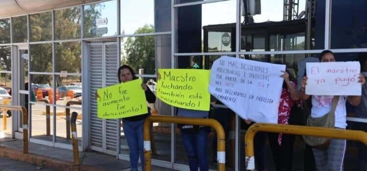Maestros de Guanajuato protestan por retenciones del ISR