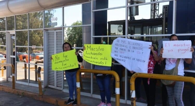 Maestros de Guanajuato protestan por retenciones del ISR