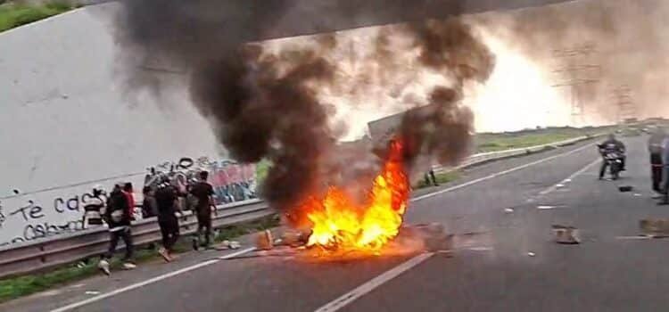 Habitantes bloquean carretera León-Aguascalientes en Guanajuato