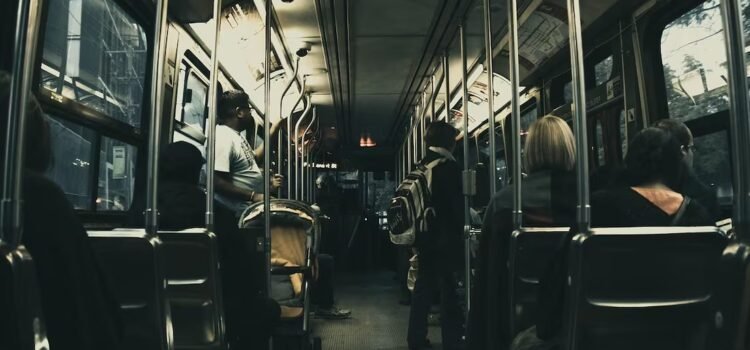 Comando balacea e incendia autobús de pasajeros en Guanajuato