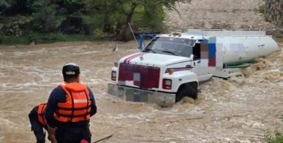 Pipa se queda atrapada en río en la comunidad El Rodeo, Guanajuato