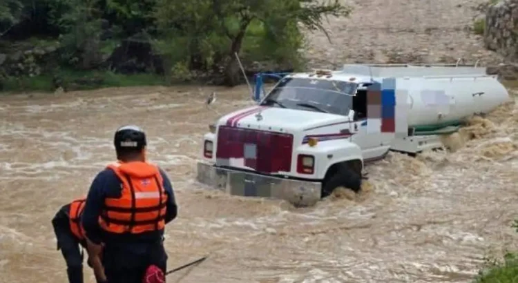 Pipa se queda atrapada en río en la comunidad El Rodeo, Guanajuato