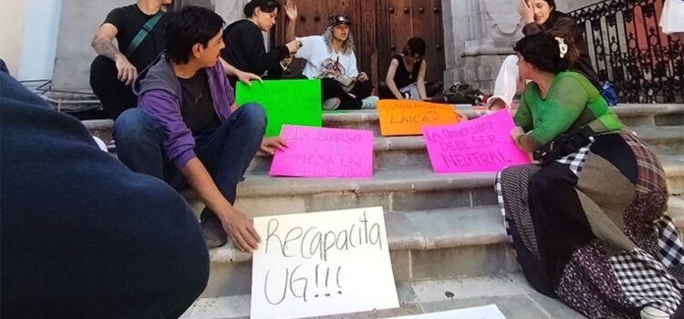 Protestan estudiantes de la Universidad de Guanajuato por censura a exposición artística Protestan estudiantes de la Universidad de Guanajuato por censura a exposición artística
