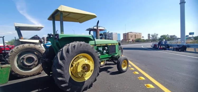 Bloqueos de productores agrícolas provocan caos vial por más de 30 horas en Guanajuato Bloqueos de productores agrícolas provocan caos vial por más de 30 horas en Guanajuato