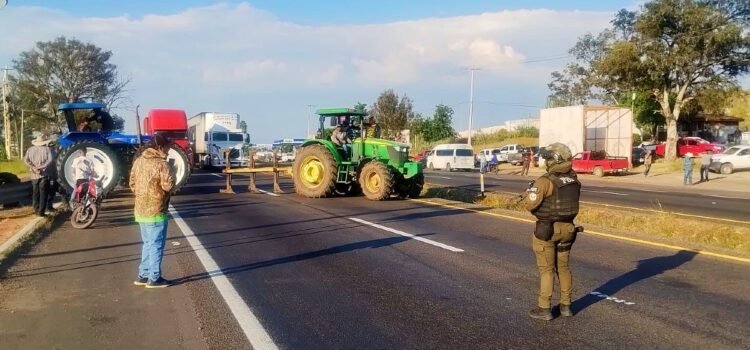 Carreteras en Guanajuato son liberadas después de tres bloqueos Carreteras en Guanajuato son liberadas después de tres bloqueos