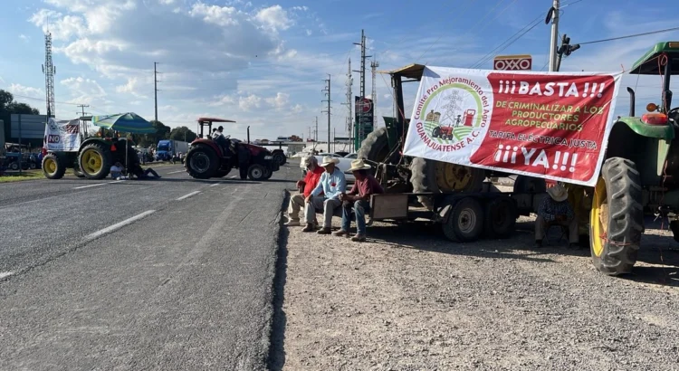 Continúan bloqueos de campesinos en 14 tramos carreteros de Guanajuato Continúan bloqueos de campesinos en 14 tramos carreteros de Guanajuato
