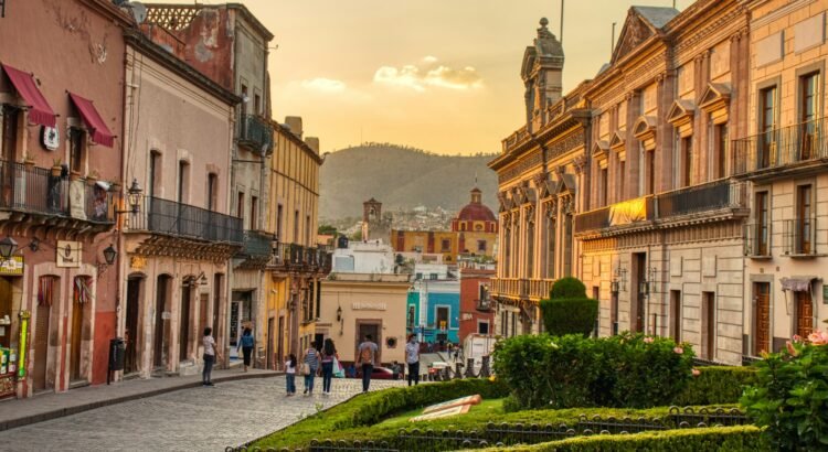 Guanajuato crece 4.5 % en el segundo trimestre y se consolida como la segunda economía más dinámica de México Guanajuato crece 4.5 % en el segundo trimestre y se consolida como la segunda economía más dinámica de México