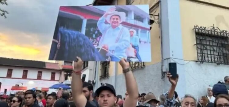 Miles despidieron a Carlos Manzo en Uruapan