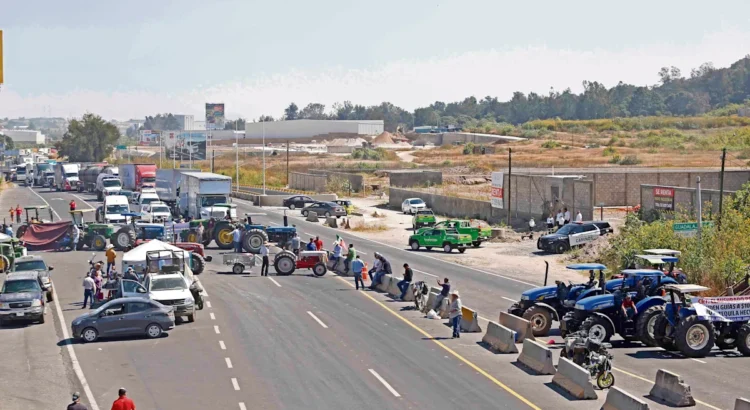 FGR cita a 12 productores de Guanajuato por bloqueos carreteros