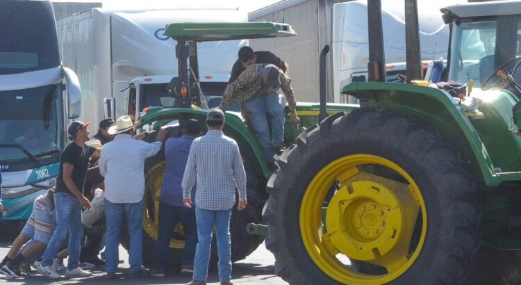 Agricultores de Guanajuato intensifican presión con bloqueos carreteros