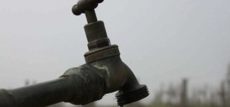 Prohíbe la Nueva Ley General de Aguas cortes totales por falta de pago