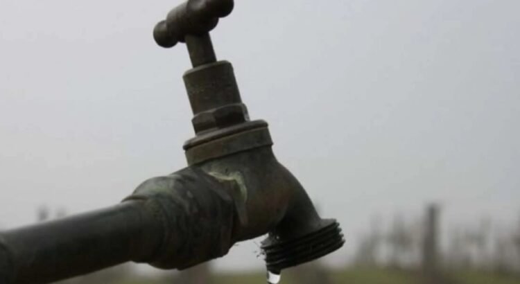 Prohíbe la Nueva Ley General de Aguas cortes totales por falta de pago