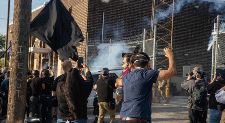 Agentes de ICE lanzan gases lacrimógenos contra manifestantes en Chicago Agentes de ICE lanzan gases lacrimógenos contra manifestantes en Chicago