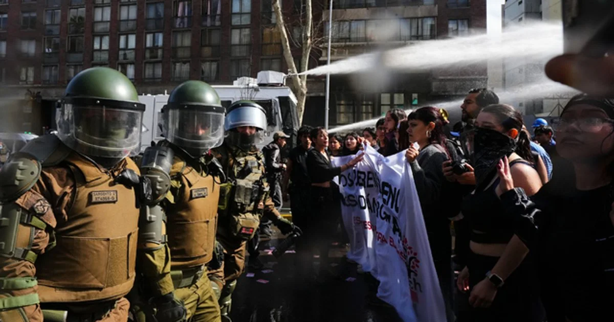 Estudiantes chilenos protestan contra reformas de seguridad de Kast y son reprimidos